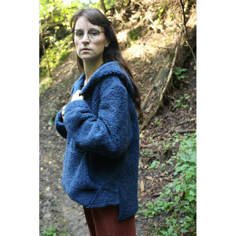 Bluza w wełny merino z głębokim kapturem.